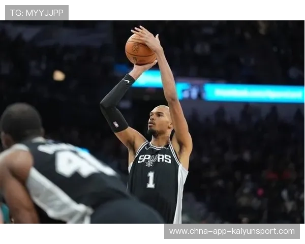 圣安东尼奥马刺队控卫福克斯或在对阵鹈鹕队比赛中复出，圣安东尼奥马刺主场球馆